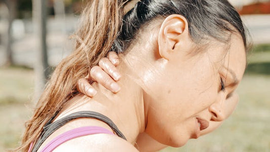 mujer con dolor de cuello cervical